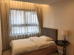 台北AJ Residence 安捷國際公寓酒店的一间卧室设有一张床和一个大窗户