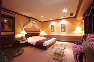 札幌Hotel Pharaoh-Adult Only的酒店客房,配有床和沙发