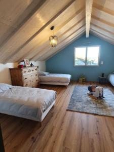 Foncine-le-HautLa maison d'Elodie的一间卧室设有两张床和木制天花板