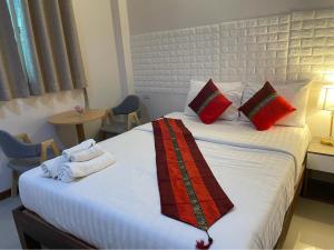 清迈DE ROSE Hotel Chiang Mai的酒店客房,配有带毛巾的床