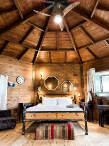莫沙夫拉莫特Crimson View的卧室配有木制天花板上的床铺