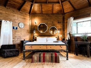 莫沙夫拉莫特Crimson View的卧室配有木墙内的一张床