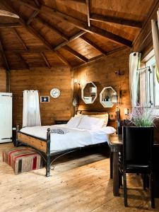 莫沙夫拉莫特Crimson View的一间卧室设有一张床和木制天花板