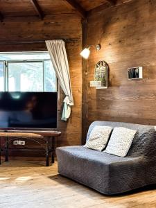 莫沙夫拉莫特Crimson View的客厅配有平面电视和沙发。