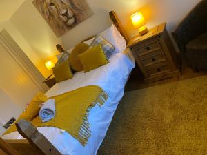 约克The terrace的一间卧室配有一张带黄色枕头的大床