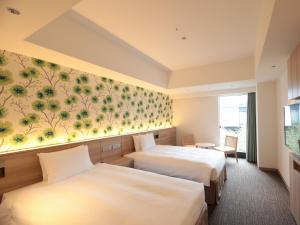 东京TOKYO EAST SIDE HOTEL KAIE的酒店客房带两张床和壁画