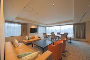 东京TOKYO EAST SIDE HOTEL KAIE的一间带橙色家具的客厅和一间餐厅