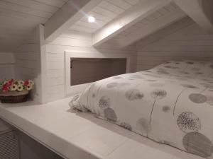 塔卢瓦尔Maisonnette的一间白色客房内的床铺卧室