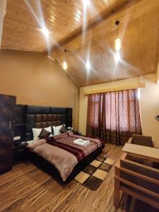 VashishtPrāṇa Boutique Stays的一间卧室设有一张大床和木制天花板。