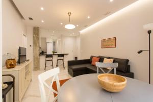 格拉纳达Apartamento San Isidro Centro的客厅配有沙发和桌子
