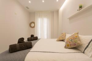 格拉纳达Apartamento San Isidro Centro的白色的卧室设有一张大床和一个窗户