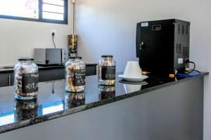 斯库库扎SleepOver Kruger Gate的厨房里三瓶玻璃罐子坐在柜台上