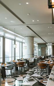 深圳深圳深铁铂尔曼酒店的用餐室设有桌椅和窗户。