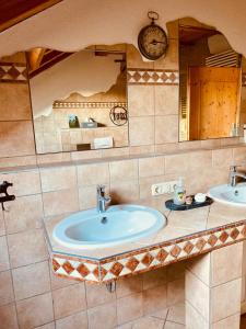 WildpoldsriedGemütliche Wohnung mit Ofen und Naturblick的一间带两个盥洗盆和大镜子的浴室