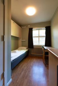 康斯博Kongsberg Hostel-Vandrerhjem的小房间设有床和窗户