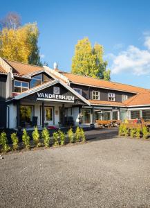 康斯博Kongsberg Hostel-Vandrerhjem的带有读取纸袋标志的建筑