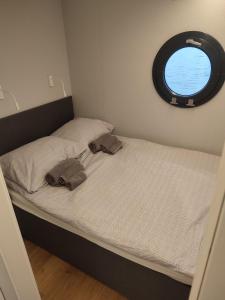 伊拉华Houseboat的小型客房 - 带2张床和窗户