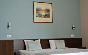 巴尔奇克Valeo Hotel的卧室配有两张床,墙上挂着一幅画