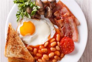 奇切斯特East Pallant Bed and Breakfast, Chichester的包括鸡蛋培根豆和烤面包的早餐食品