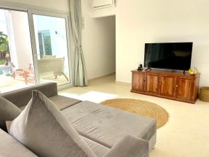 吉汶瓦Manami Villa with Private Pool ZanzibarHouses的带沙发和平面电视的客厅