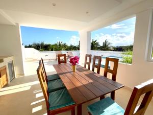 吉汶瓦Manami Villa with Private Pool ZanzibarHouses的一间带木桌和椅子的用餐室