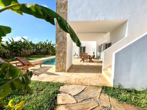 吉汶瓦Manami Villa with Private Pool ZanzibarHouses的享有带游泳池的外部景致