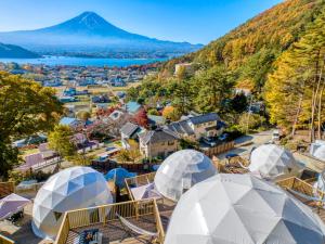 富士河口湖Mt.Fujiグランピングテラス　嶺乃華的山地底下的城镇的一组圆顶