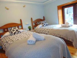 潘蒂科萨casa Panticosa Sunset WOWRURAL的一间卧室配有两张带毛巾的床