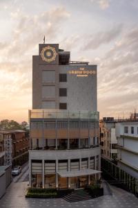 古瓦哈提The Greenwood Guwahati - A Luxury Boutique Hotel的一座建筑的顶部有一个钟楼