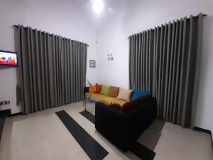 AmbalantotaSobaya Residence的带沙发和电视的客厅