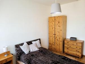 格德勒Sylvis Place的一间卧室配有一张床和一个木制橱柜