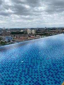 梳邦再也Damen Suite Sunway Subang by DW的一个大游泳池,后面有一个城市