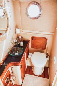 博德鲁姆The Opportunity to Live on a sailing yacht in Bodrum Marina的一间带卫生间和水槽的小浴室