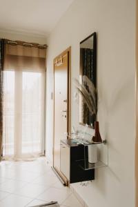 特里卡拉DimSim Home-Σπίτι με όνομα的一间带水槽和镜子的浴室