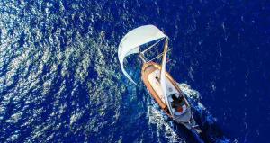 博德鲁姆The Opportunity to Live on a sailing yacht in Bodrum Marina的海上的船只