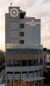 古瓦哈提The Greenwood Guwahati - A Luxury Boutique Hotel的一座建筑的顶部有一个钟楼