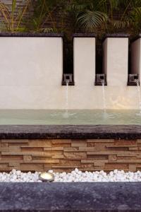 古瓦哈提The Greenwood Guwahati - A Luxury Boutique Hotel的一个带两个喷泉的游泳池