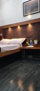 阿勒皮Kalappura Homestay的一间卧室配有一张床和一张木桌,