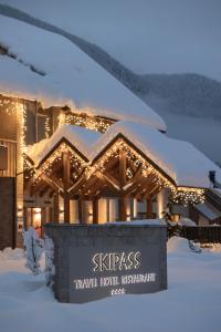 克拉尼斯卡戈拉Boutique Skipass Superior Hotel的雪上标有标志的酒店