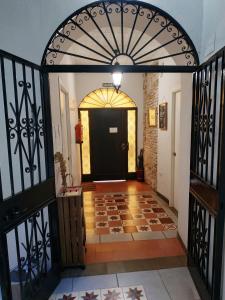 马拉加帕提奥阿兰斯公寓的走廊设有黑色门,铺有瓷砖地板