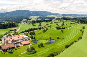 Hellengerst哈努赛尔霍夫酒店的享有度假村高尔夫球场的空中景致