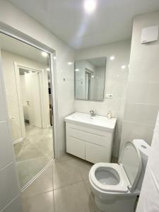 第比利斯GSS - B Apartment的浴室配有卫生间、盥洗盆和淋浴。