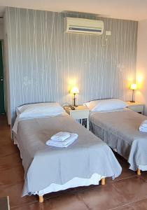 圣拉斐尔芬卡香格里拉卡梅莉塔酒店的配有两张床铺的客房配有两盏灯和毛巾