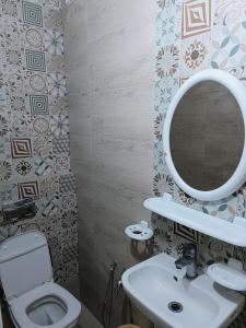 Ḩammām al GhazzāzFamily house的一间带卫生间、水槽和镜子的浴室