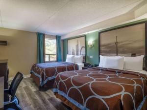 多伦多多伦多东速8酒店的酒店客房设有两张床和窗户。