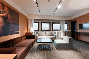 奥斯陆索利斯堪迪克酒店的带沙发和平面电视的客厅