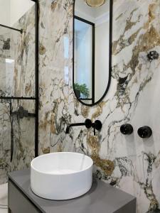 华沙AK Apartments的一间带水槽和镜子的浴室