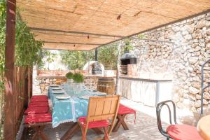 德阿Villa Sol de Invierno - Deia的一个带桌椅和石墙的庭院