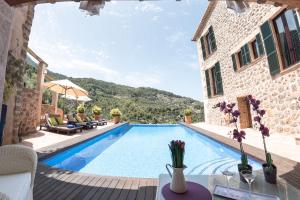 德阿Villa Sol de Invierno - Deia的一个带游泳池和庭院的别墅