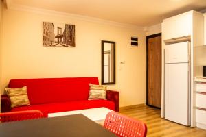 伊兹密尔Colorful and Central Flat near Kulturpark Izmir的客厅配有红色的沙发和桌子